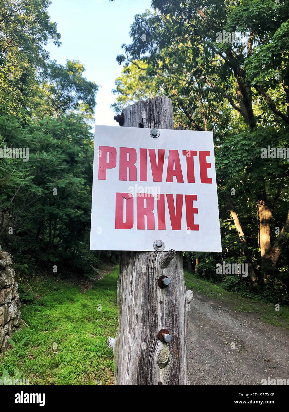 Private Drive-Schild auf privater Straße in der Landschaft - Smartphone-aufgenommenes Stockfoto