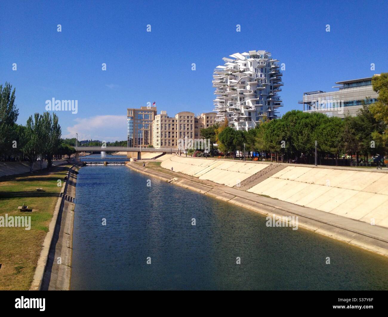 L'Arbre Blanc, Neues modernes Gebäude am Ufer des Flusses Lez, Montpellier Frankreich Stockfoto