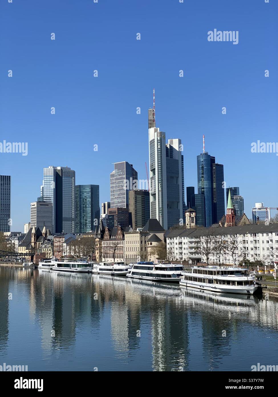 Skyline von Frankfurt mit deutschen Bank- und Commerzbank-Türmen und dem Finanzviertel Stockfoto