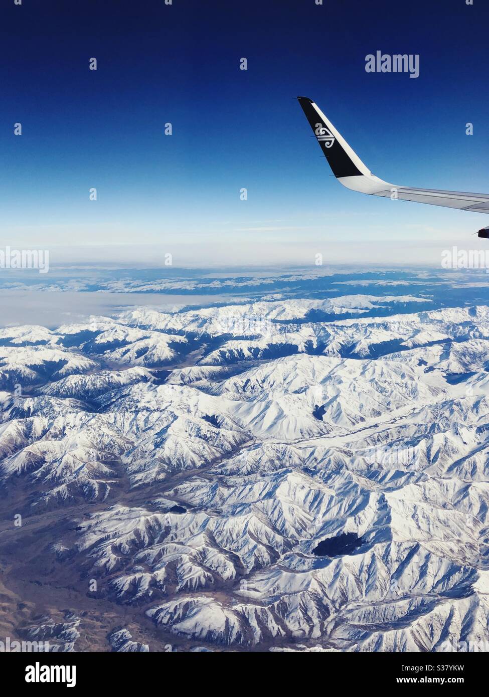 Blick vom Fenster auf ein Flugzeug, das Neuseeland überquert Stockfoto