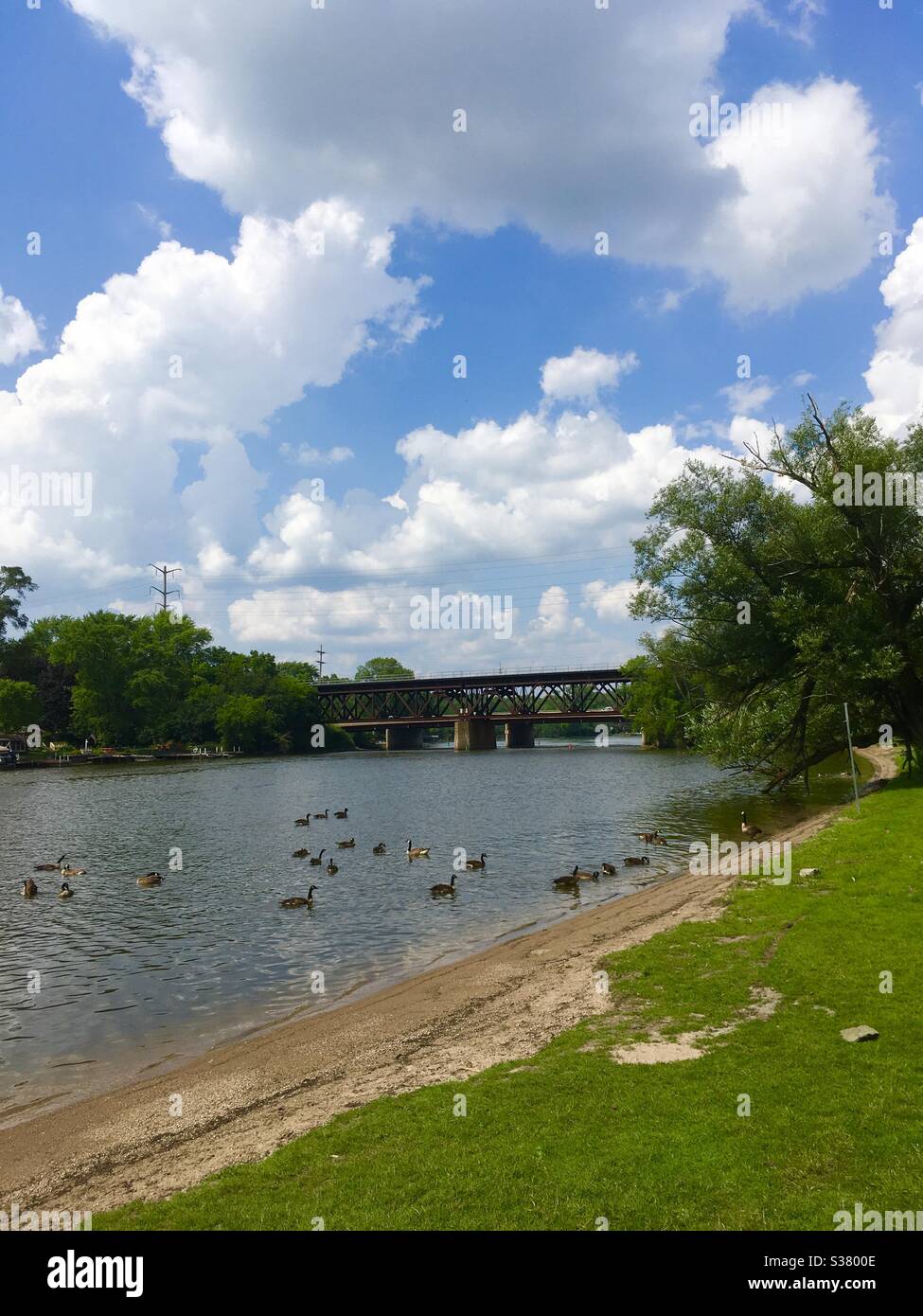 Brücke über den Fuchsfluss im Norden von Illinois - Smartphone-aufgenommenes Stockfoto