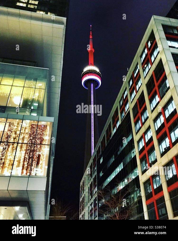 Nachtansicht des ikonischen CN Tower. Hauptattraktion im historischen Viertel in der Innenstadt von Toronto Stockfoto