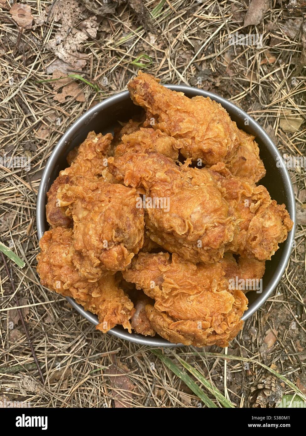 KFC Huhn draußen gurren Stockfoto