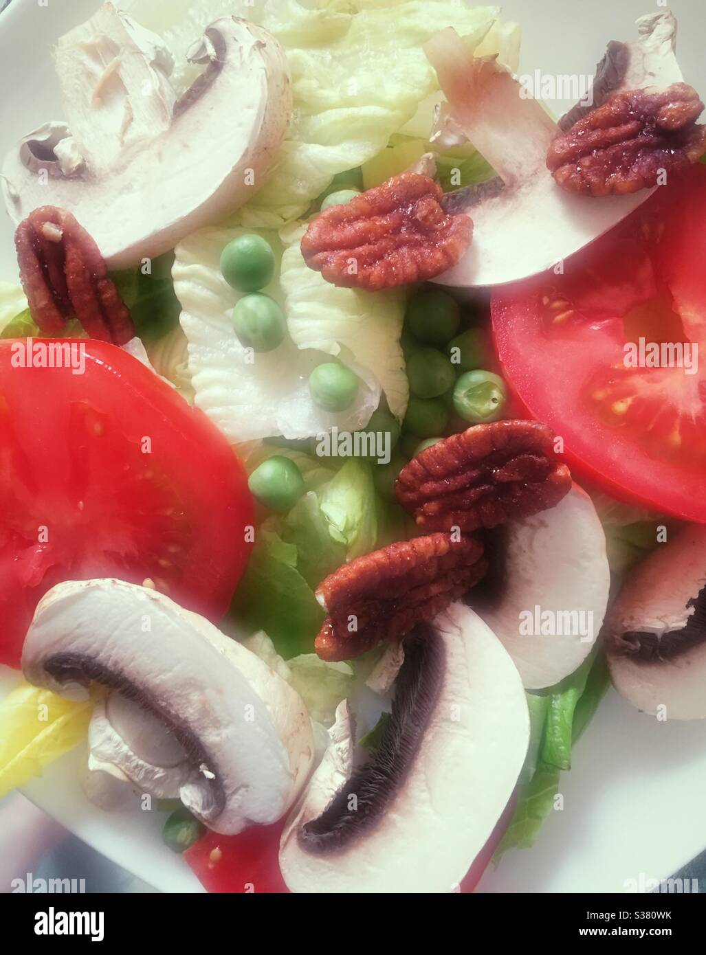 Flache Laie des Salats aus Salat, Tomaten, Pilzen und englischen Erbsen Stockfoto