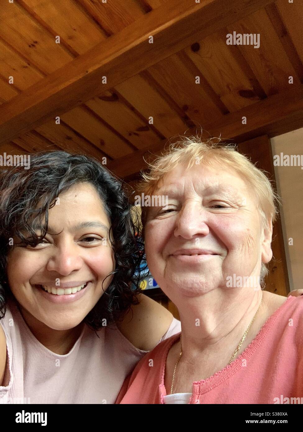 Frauen aus der Familie verschiedener Rassen Stockfoto