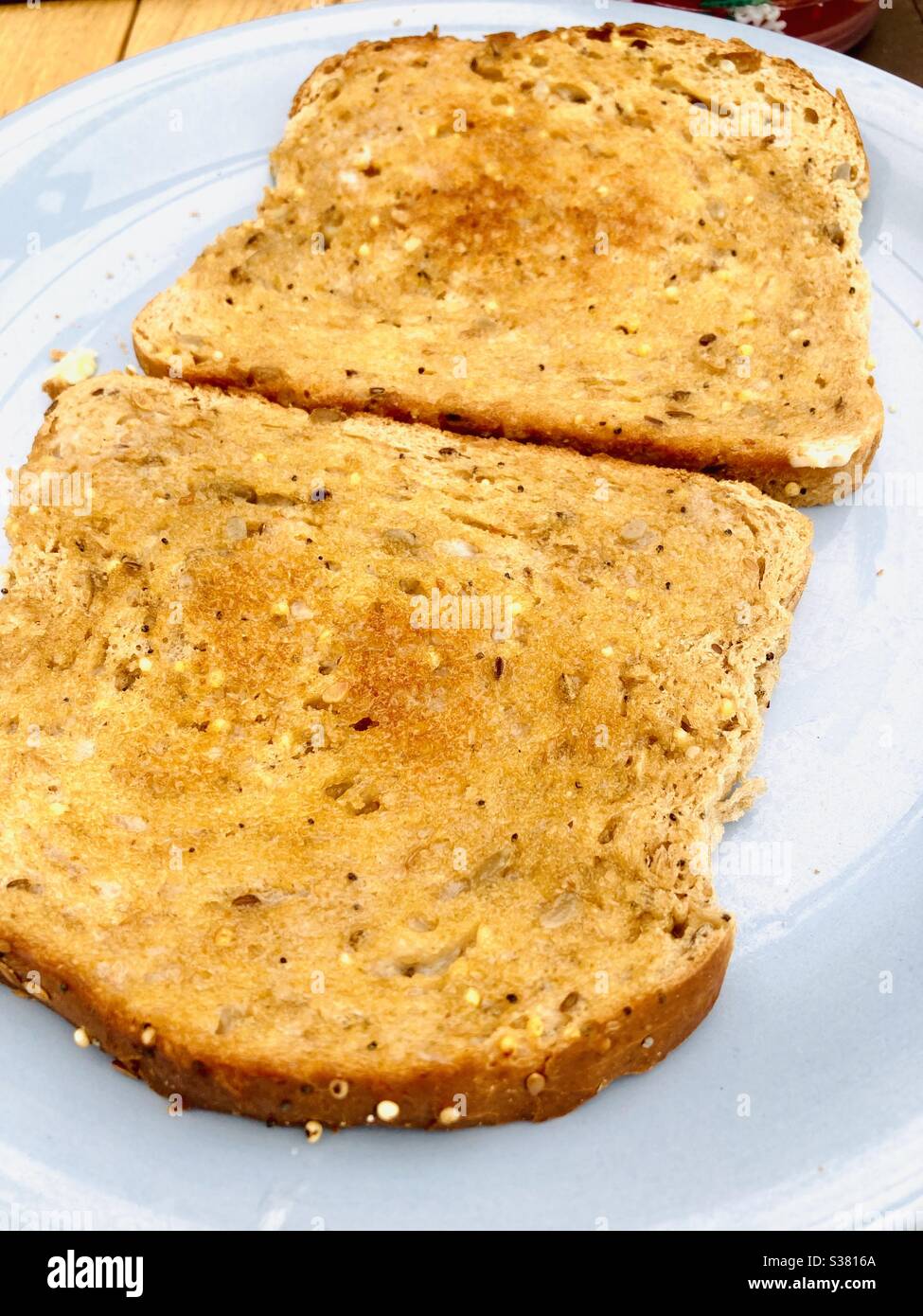 Gebutterter brauner Multi-Seed-Toast Stockfoto