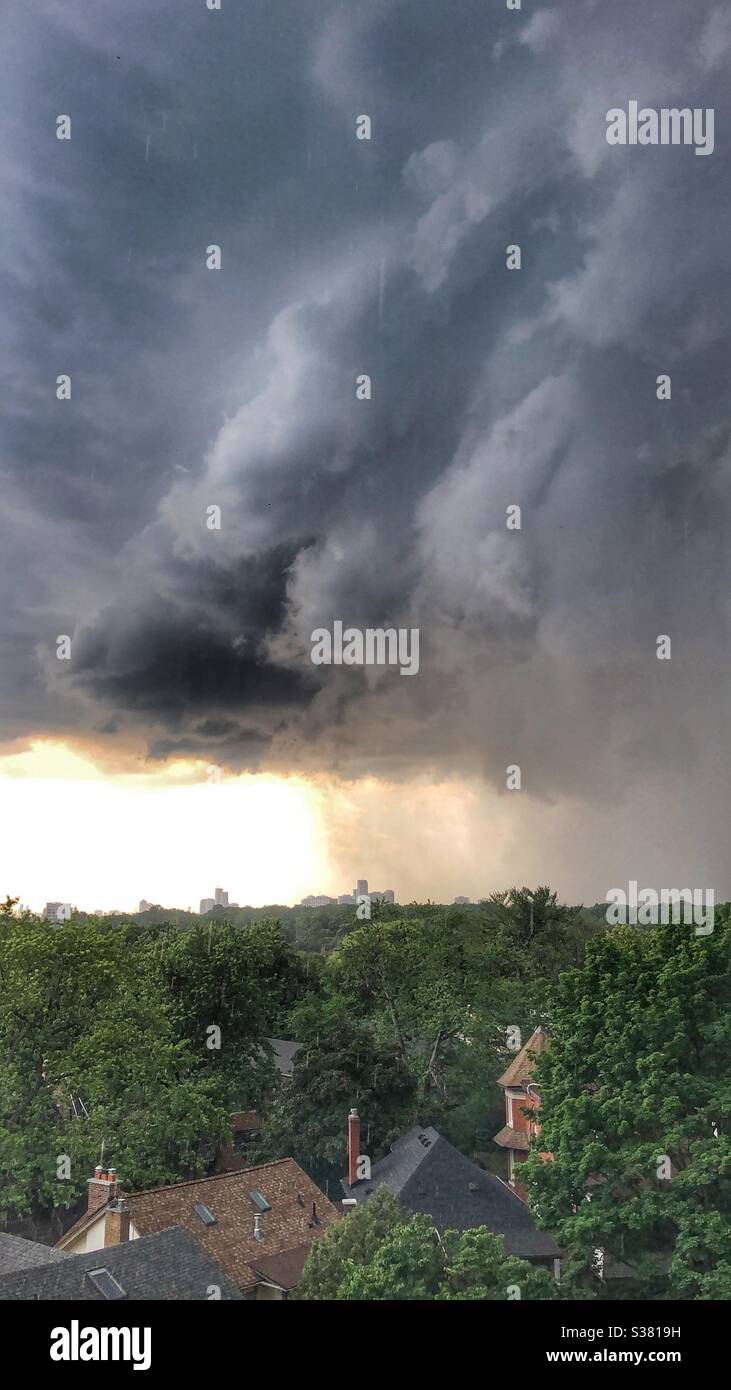 Der Sturm nähert sich in Toronto, Kanada. - Smartphone-aufgenommenes Stockfoto