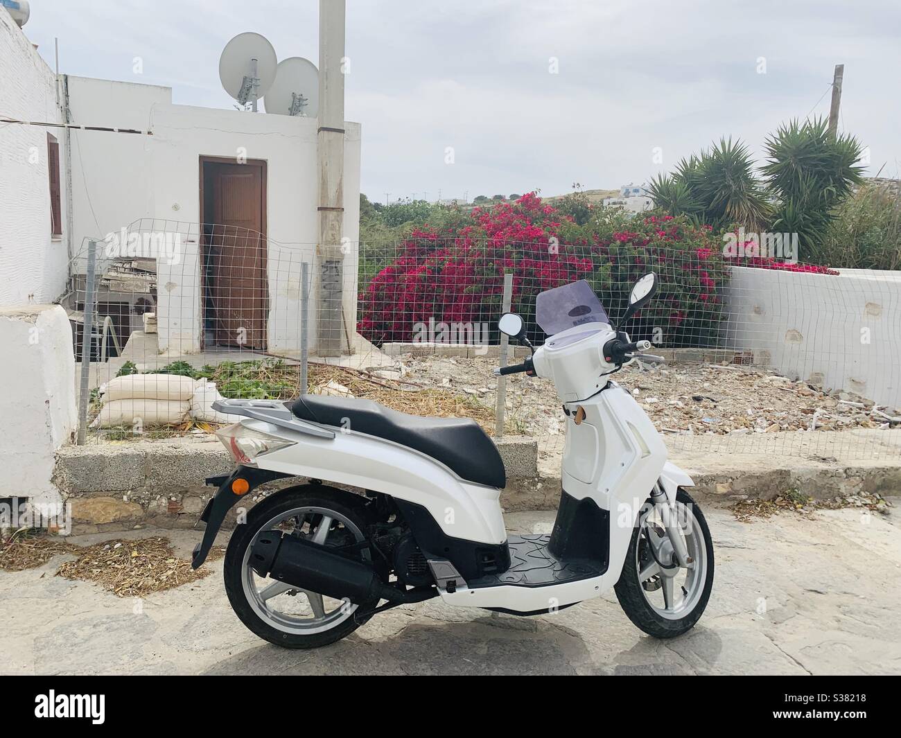 Moped in griechischem Dorf Stockfoto