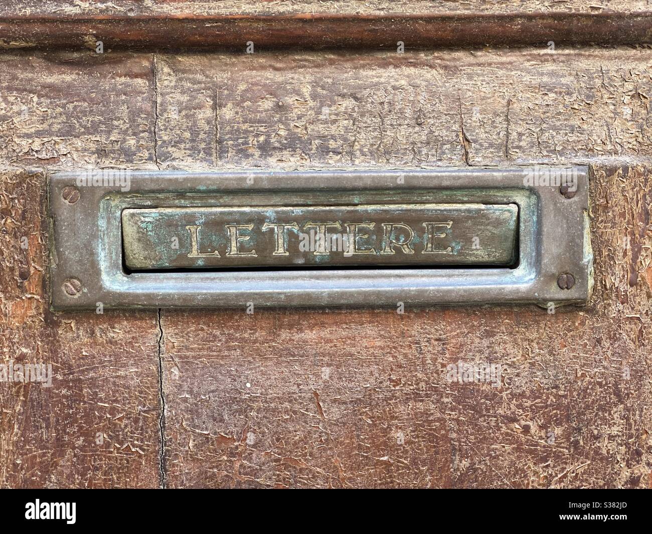 Italienische Briefkasten in Metallic Stockfoto