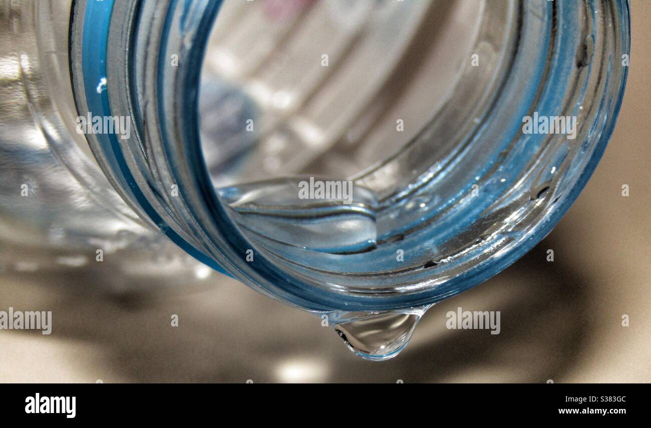 Makrofotografie - Droplet am Flaschenrand - Smartphone-aufgenommenes Stockfoto