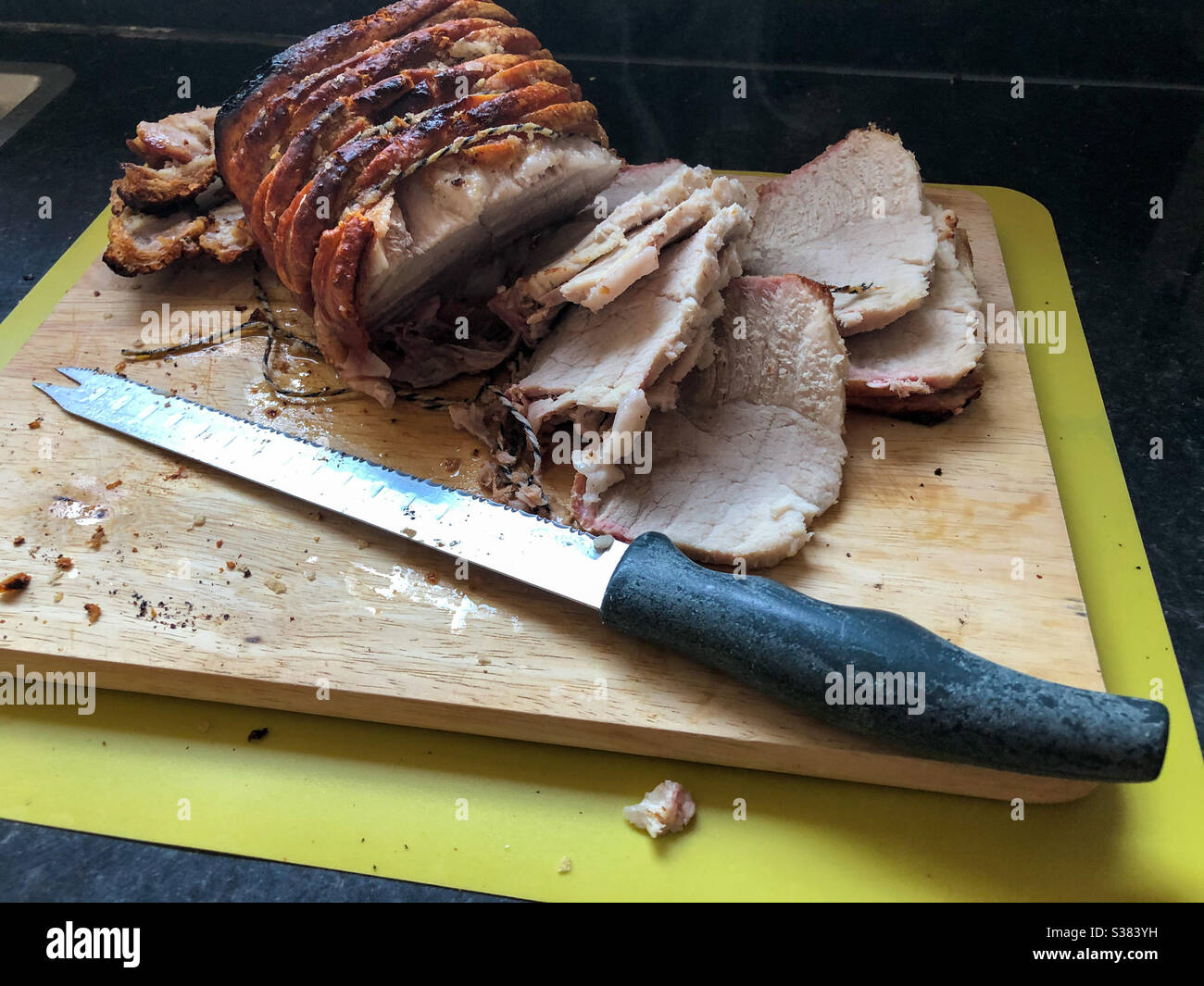 Schweinebraten in Scheiben zum Sonntagabend. - Smartphone-aufgenommenes Stockfoto
