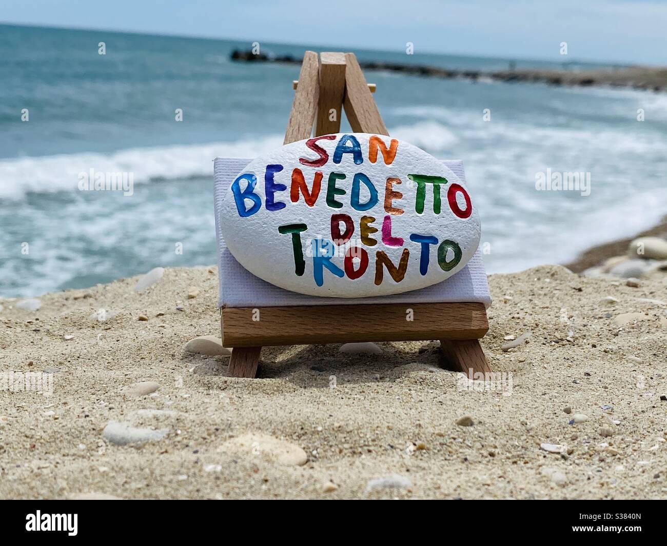 San Benedetto del Tronto, Region Marken, Italien, kreatives Souvenir mit einem mehrfarbigen geschnitzten Text auf einem Stein - Smartphone-aufgenommenes Stockfoto