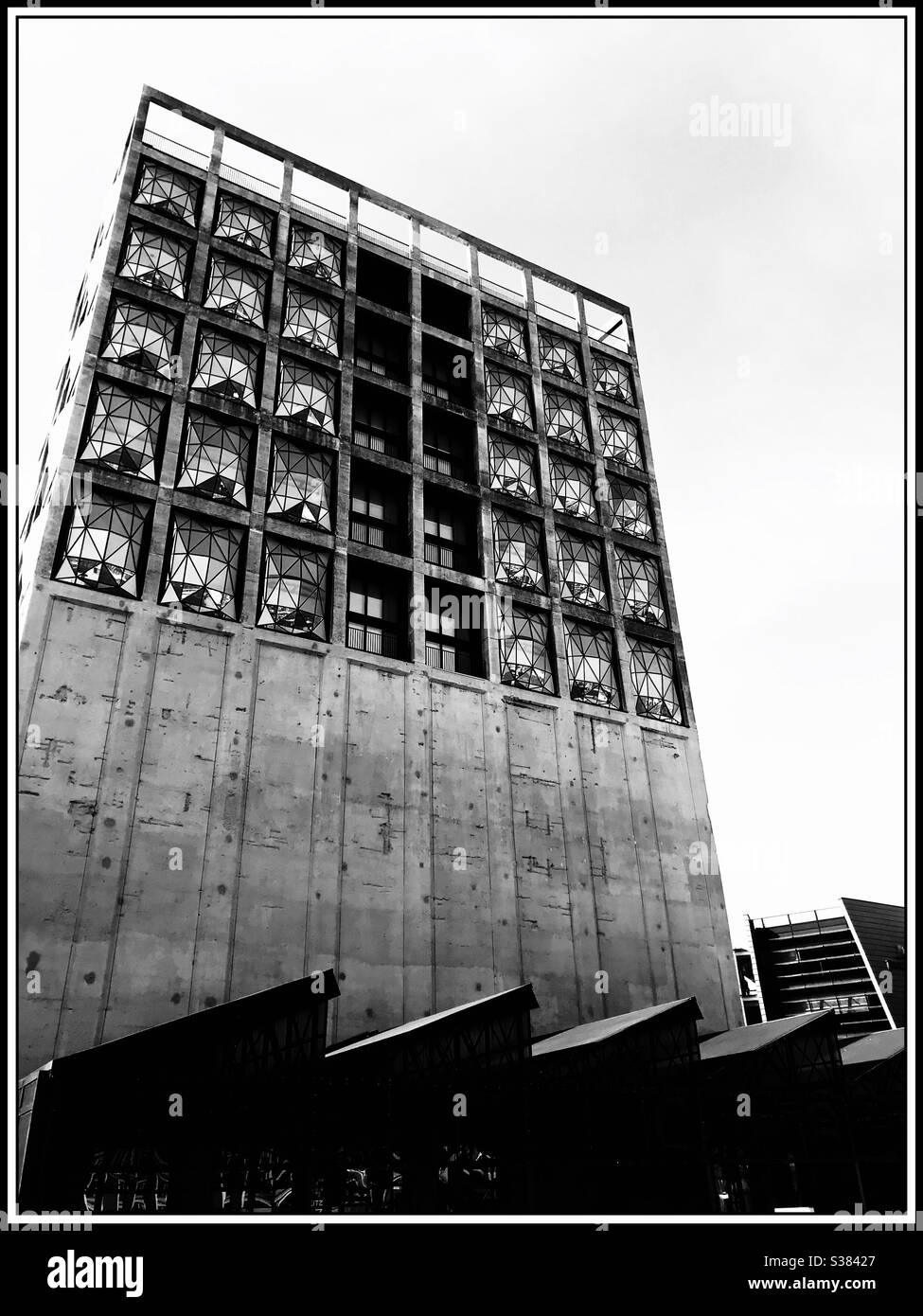Die Zeitz Museum für Zeitgenössische Kunst Afrika im Getreidesilo Komplex an der V&A Waterfront, Cape Town, Südafrika. - Smartphone-aufgenommenes Stockfoto