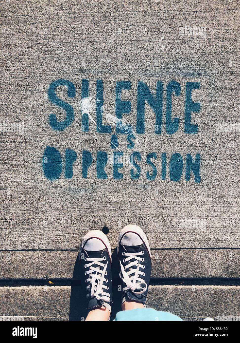 Schweigen ist Unterdrückung Schablone auf einem Bürgersteig in Tacoma, Washington Stockfoto