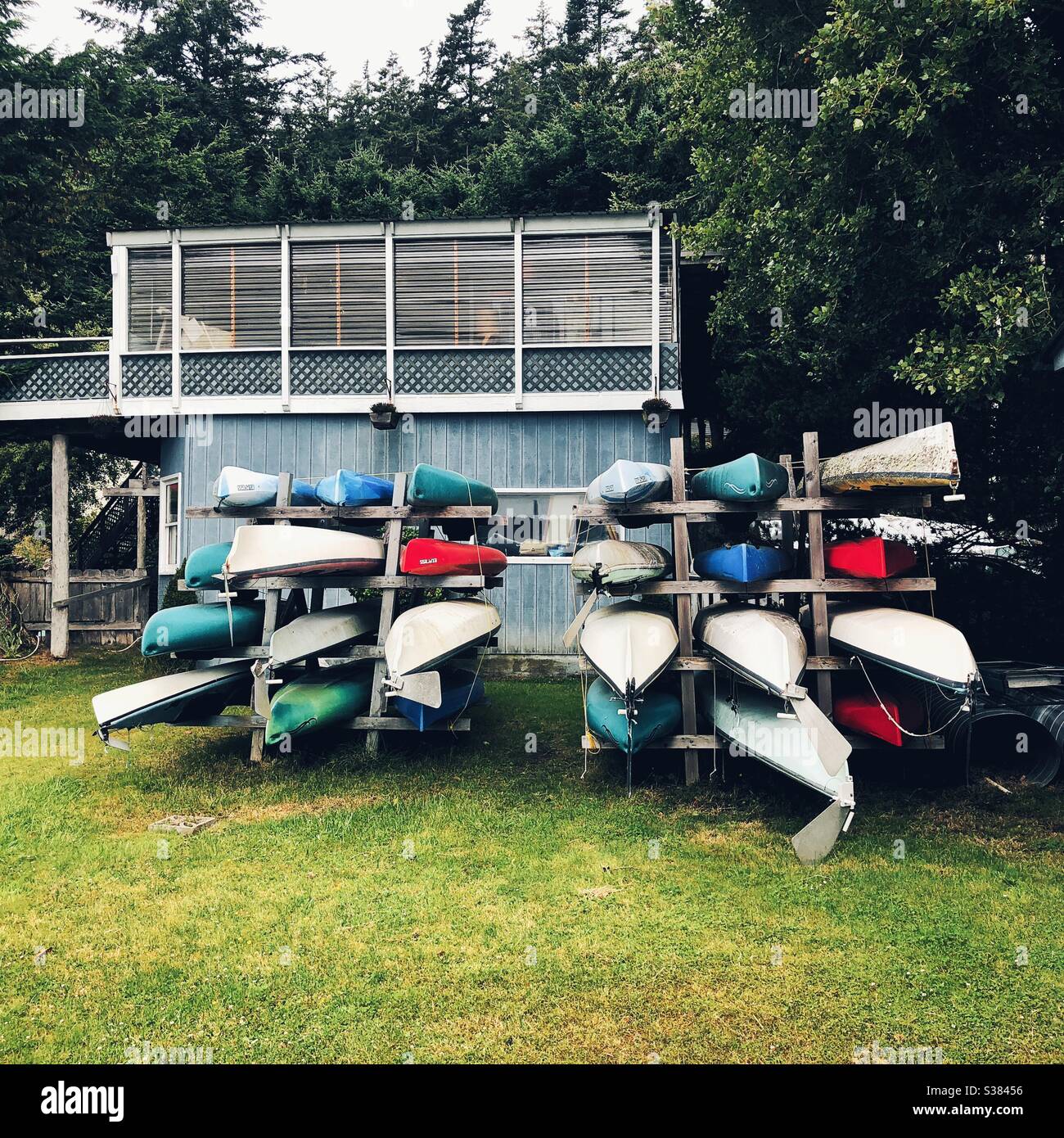 Ungenutzte Kajaks, die auf einem Rack gelagert wurden, aufgrund einer COVID 19-Pandemie auf den San Juan-Inseln - Smartphone-aufgenommenes Stockfoto