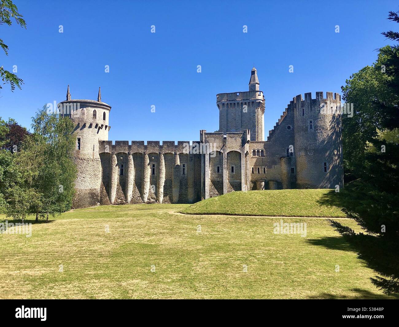 11. - 19. Jahrhundert Château Guillaume im Département Indre in Zentralfrankreich. - Smartphone-aufgenommenes Stockfoto