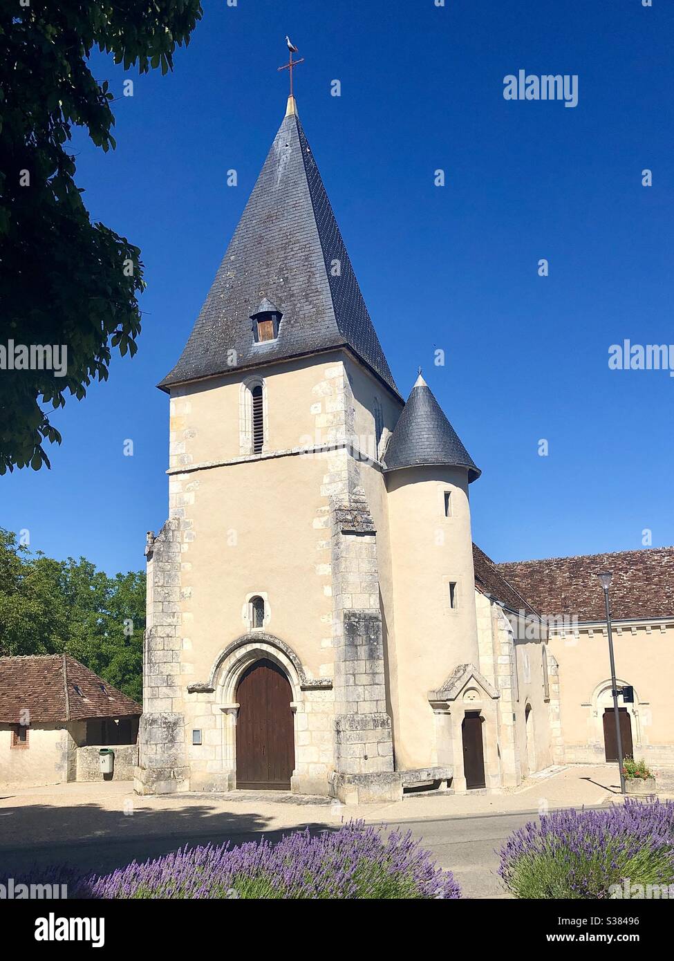 11. - 19. Jahrhundert Kirche in Saint-Hilaire-sur-Benaize, Indre, Frankreich. - Smartphone-aufgenommenes Stockfoto