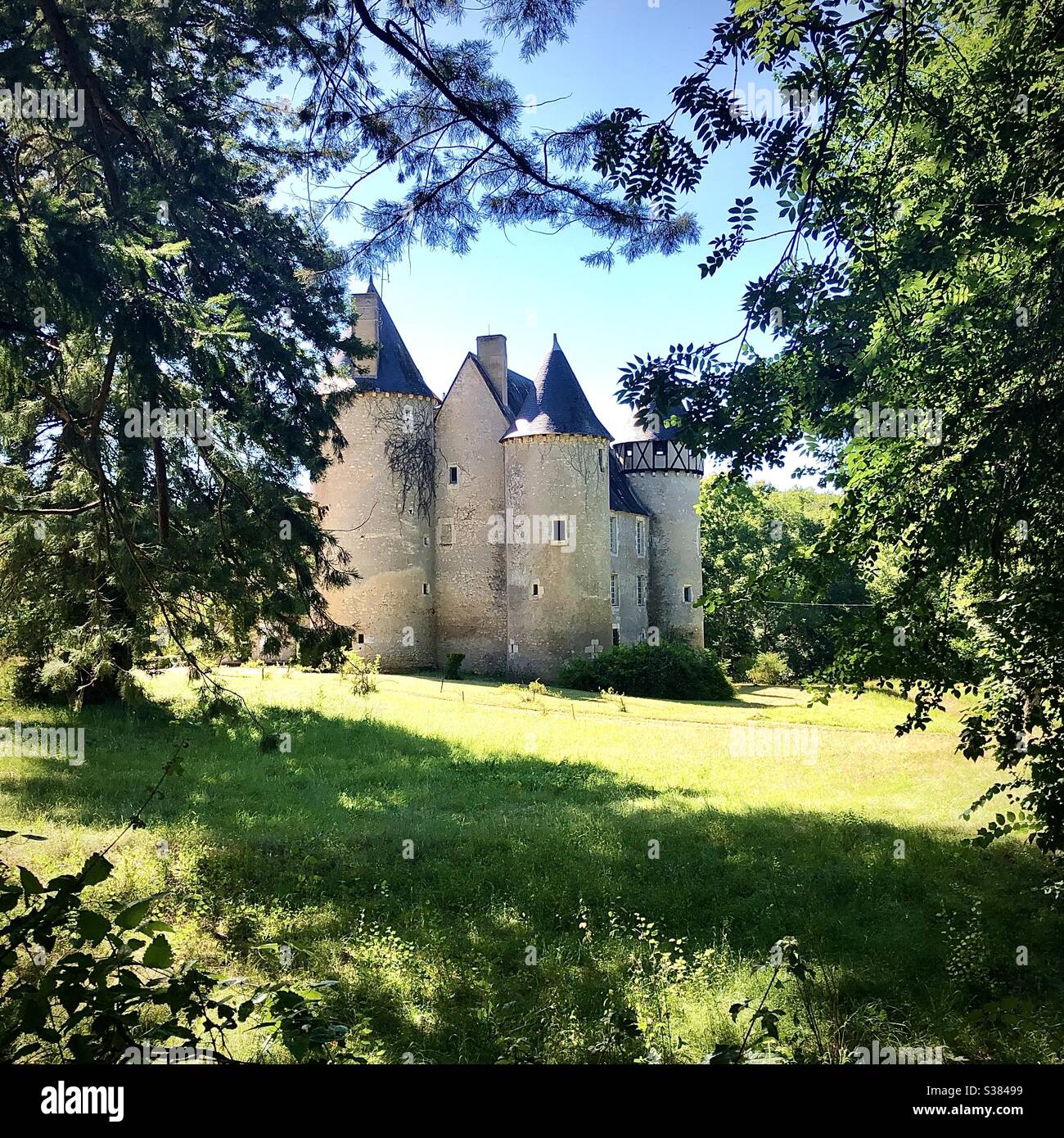Château de Cere aus dem 13. Jahrhundert, in der Nähe von Saint-Hilaire-sur-Benaize im Département Indre in Zentralfrankreich. - Smartphone-aufgenommenes Stockfoto