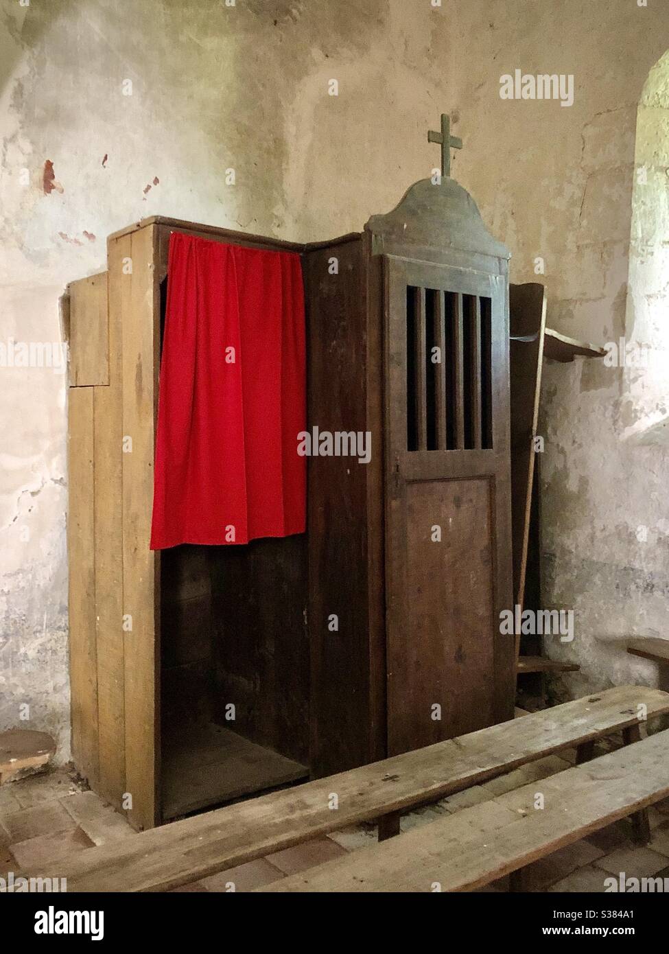 Traditionelle Beichtstuhl-Box in kleiner französischer Kirche. - Smartphone-aufgenommenes Stockfoto