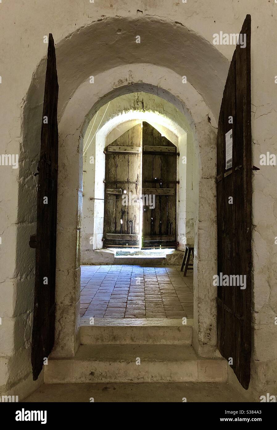 Alte Eingangstüren in der Kirche in Nesmes, Indre, Frankreich. Stockfoto