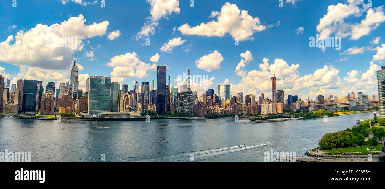 Blick auf den East River, Midtown Manhattan und Roosevelt Island vom Hunters Point in Long Island City Stockfoto