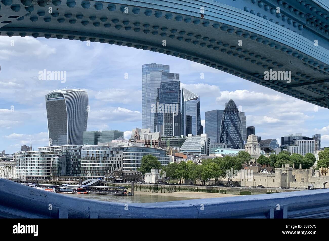Skyline von London von der Tower Bridge Stockfoto