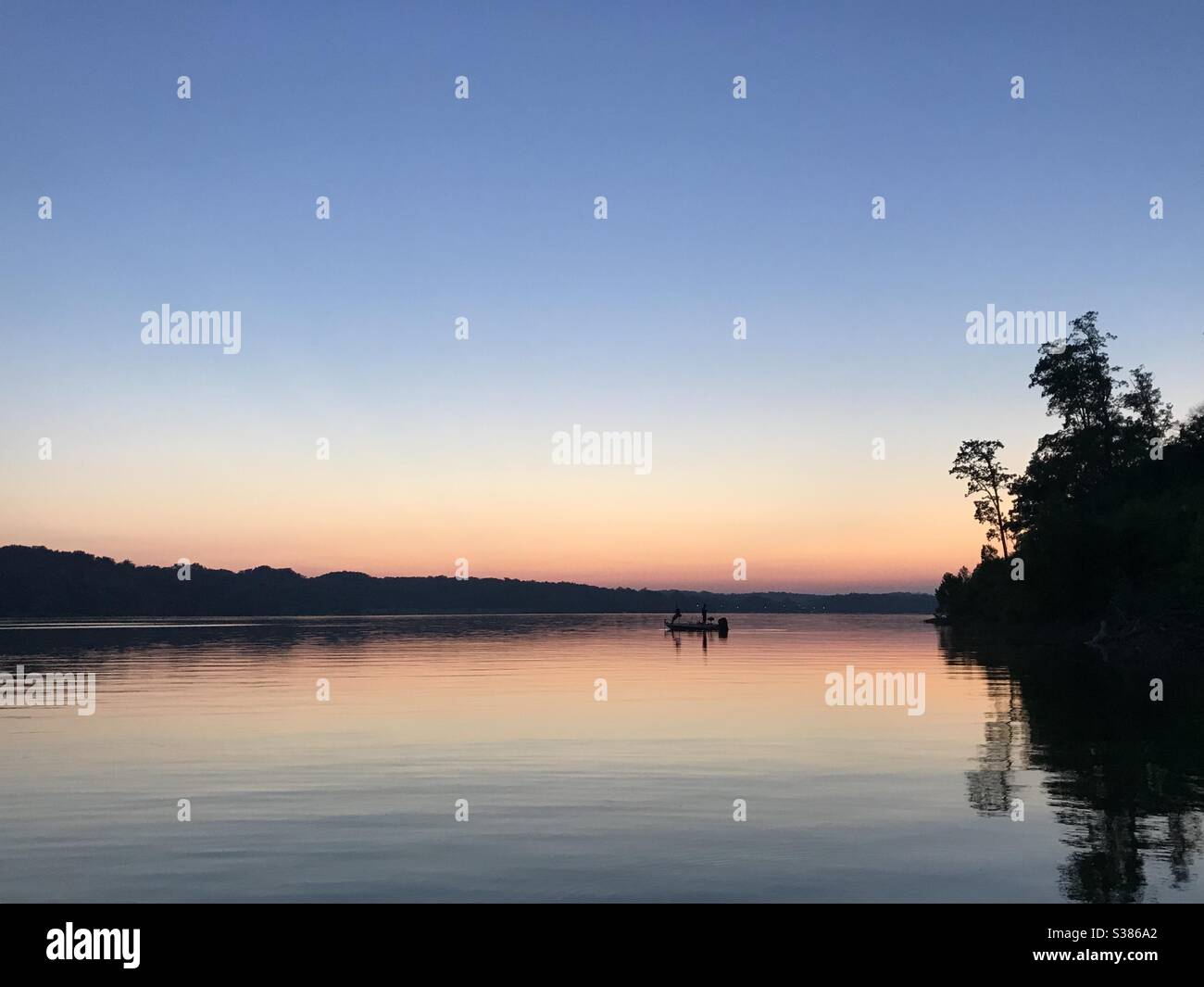 Paddelboot am See bei Sonnenuntergang Stockfoto