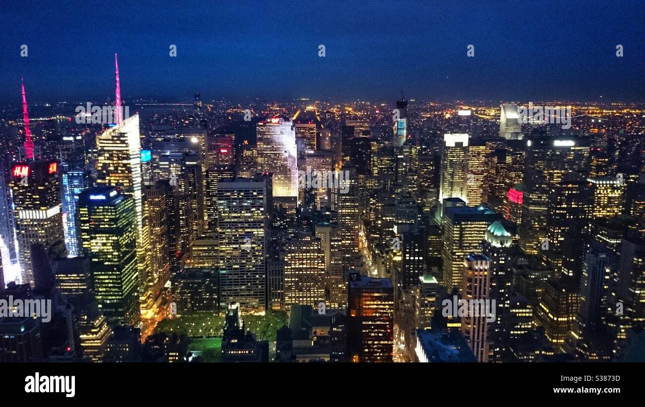 Ein Foto der Skyline von New York City bei Nacht vom Empire State Building. Stockfoto