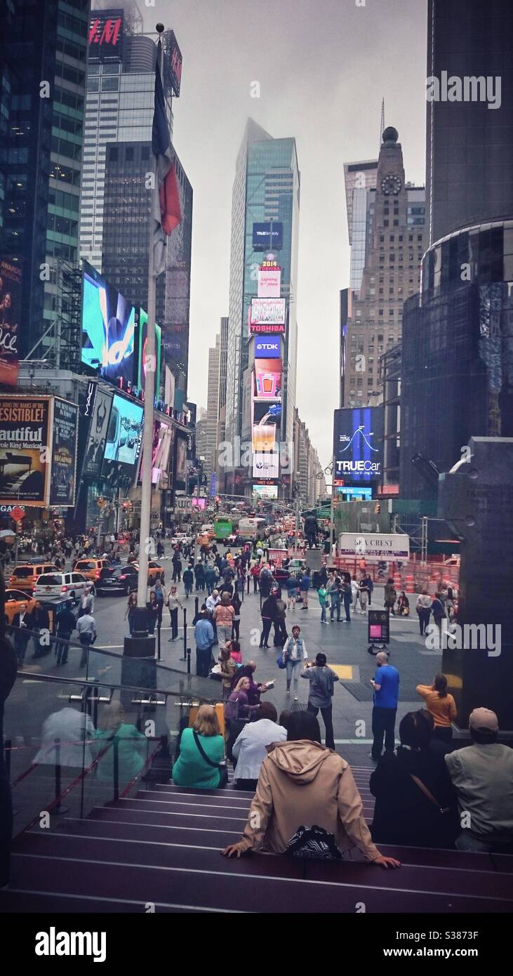 Ein Foto des New Yorker Times Square an einem geschäftigen Tag mit vielen Touristen. Stockfoto