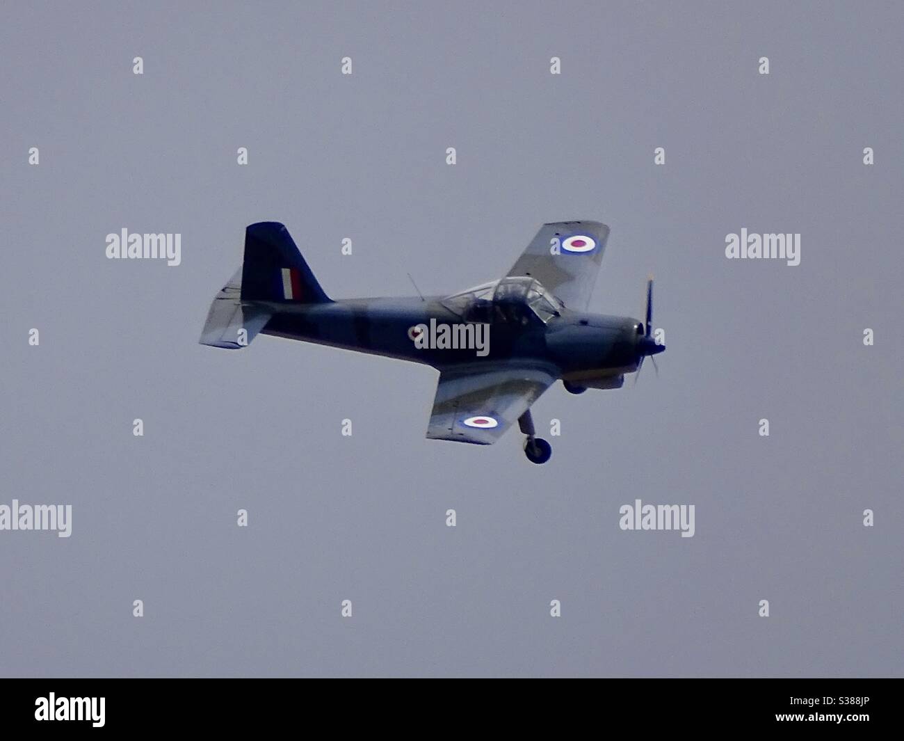 Provost-Flugzeuge fliegen tief über einem Feld in England Stockfoto
