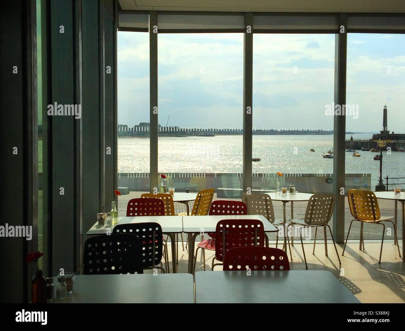 Blick auf die Bucht und den Hafen vom Inneren des Cafés in der Turner Contemporary Art Gallery in Margate Kent UK - Smartphone-aufgenommenes Stockfoto
