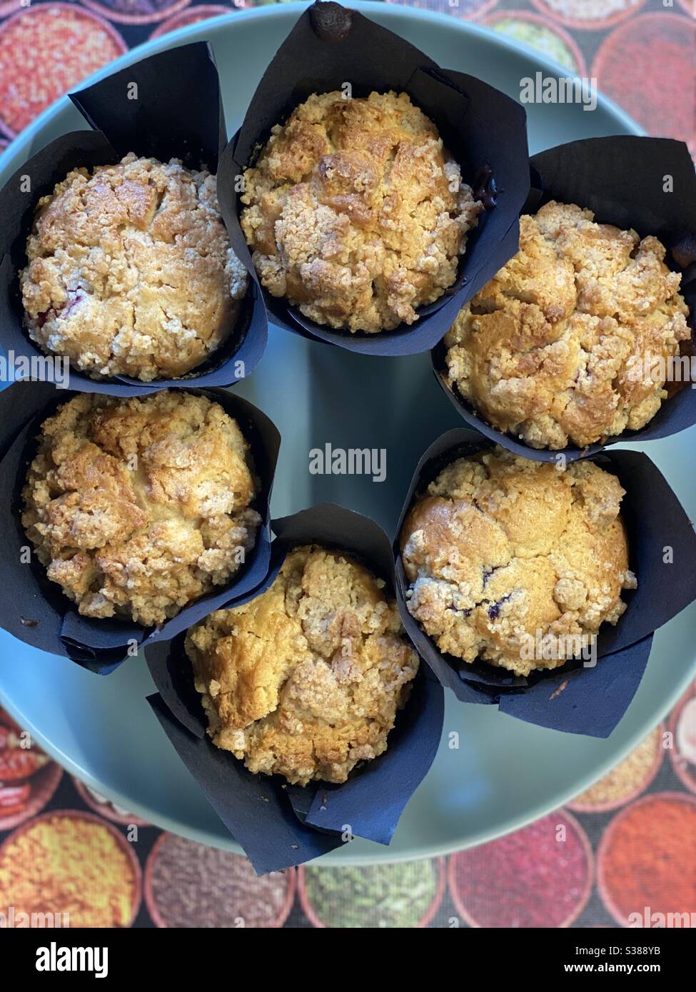 Teller mit frischem Apfel und Zimt Blauer Muffins Stockfoto