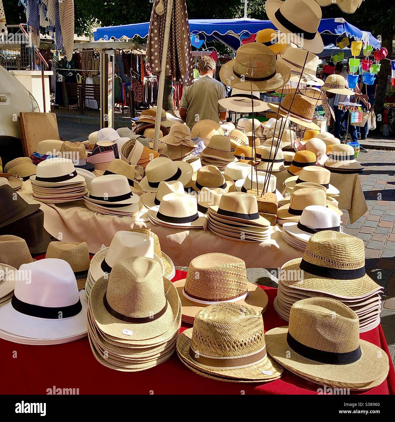 Auswahl an Strohhüten zum Verkauf auf dem französischen Marktstand in Loches, Indre-et-Loire, Frankreich. - Smartphone-aufgenommenes Stockfoto