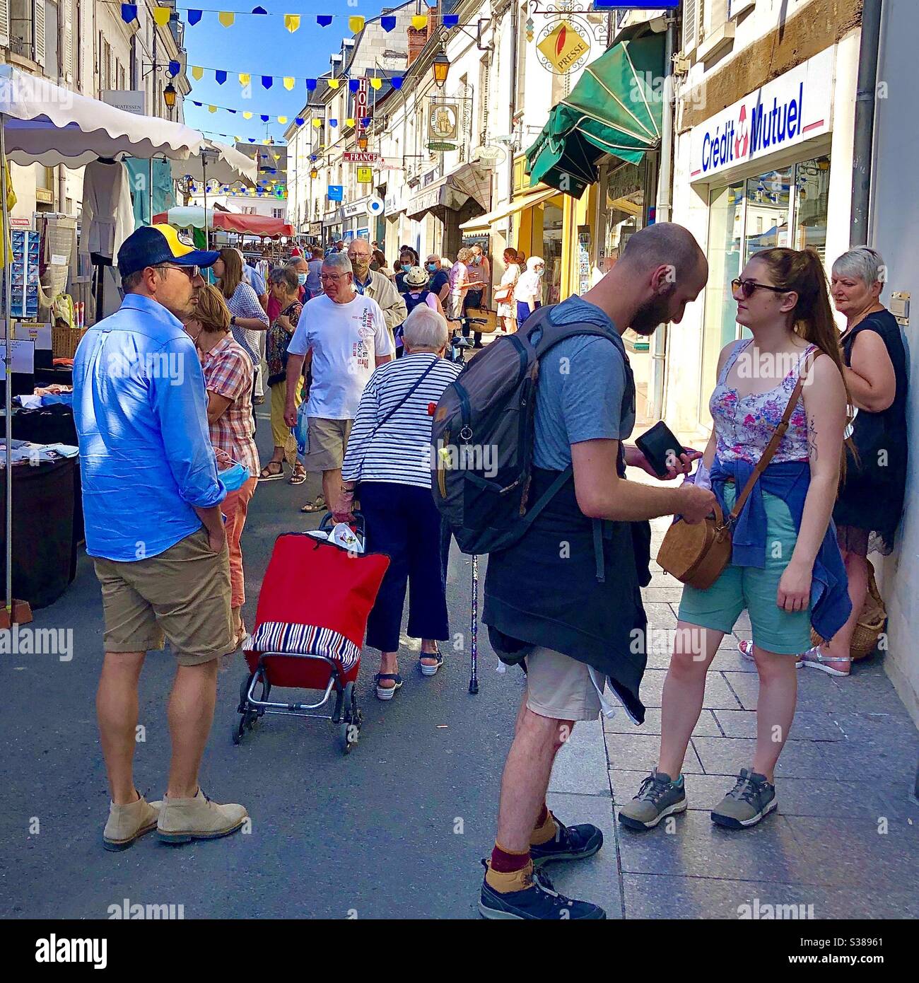 Überfüllte französische Straße mit vielen Menschen nicht tragen Schutzmaske während Covid-19 Pandemie - Loches, Indre-et-Loire, Frankreich. - Smartphone-aufgenommenes Stockfoto
