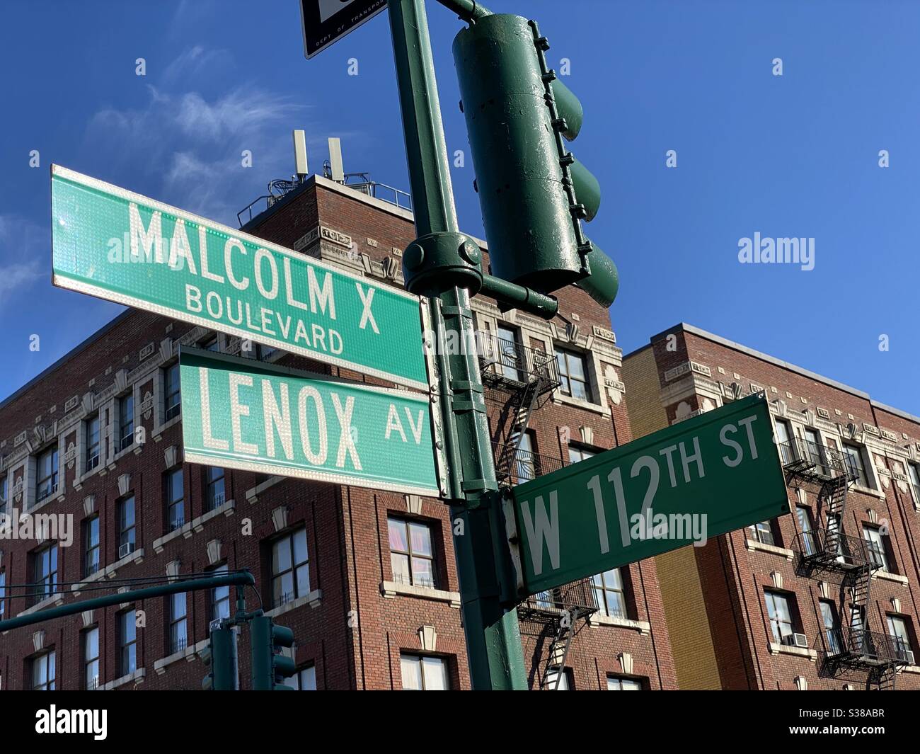 Malcolm X Boulevard auf Lenox Avenue und West 112th St. Straßenschild in Harlem New York City. Stockfoto