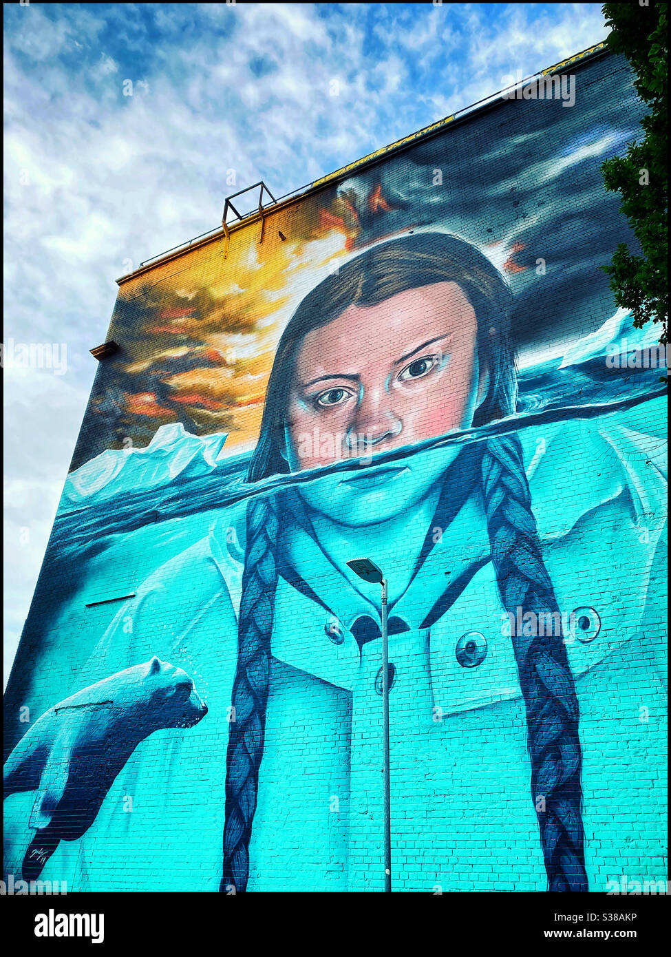 Auf der Seite eines großen Gebäudes in Bristol, England, ist ein Wandgemälde der schwedischen Aktivistin Greta Thunberg gemalt. Globale Erwärmung bedeutet steigende Ozeanspiegel. Foto ©️ COLIN HOSKINS. Stockfoto