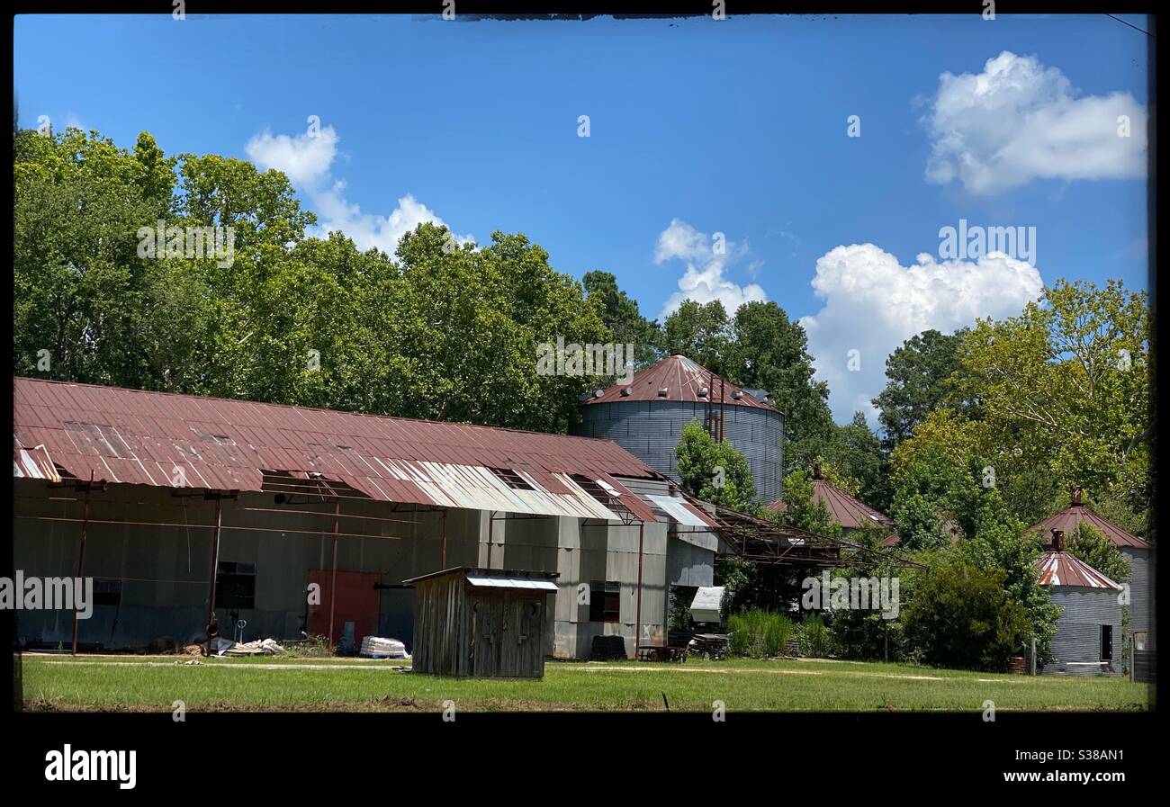 Maissilo und Mühle auf dem Land Stockfoto