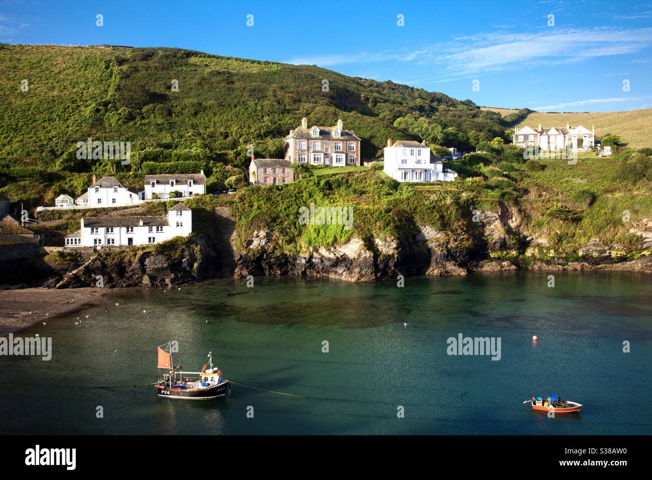 Das malerische Dorf Port Isaac an der Atlantikküste von Nord-Cornwall, England, Großbritannien. - Smartphone-aufgenommenes Stockfoto