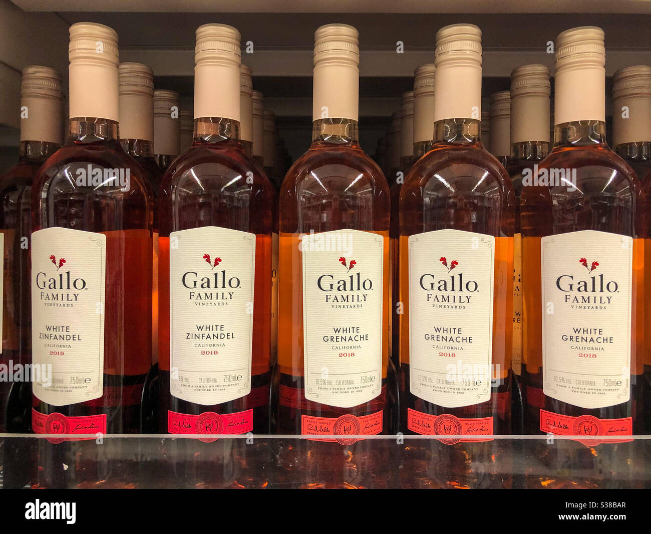 Flaschen Gallo Family Wein auf einem Supermarkt Regal Stockfotografie -  Alamy