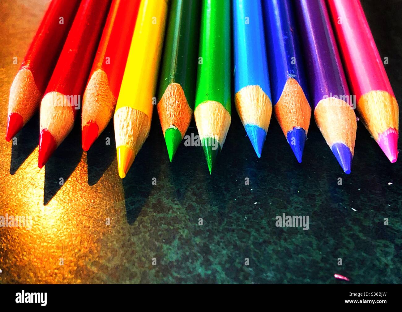 Reihe von frisch geschärften Bleistiftzeichnen in einem Regenbogen von Farben - Smartphone-aufgenommenes Stockfoto