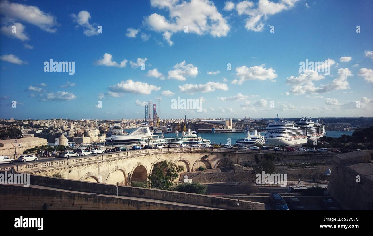 Ein Foto von Kreuzfahrtschiffen im Hafen von Valletta, Malta. Stockfoto
