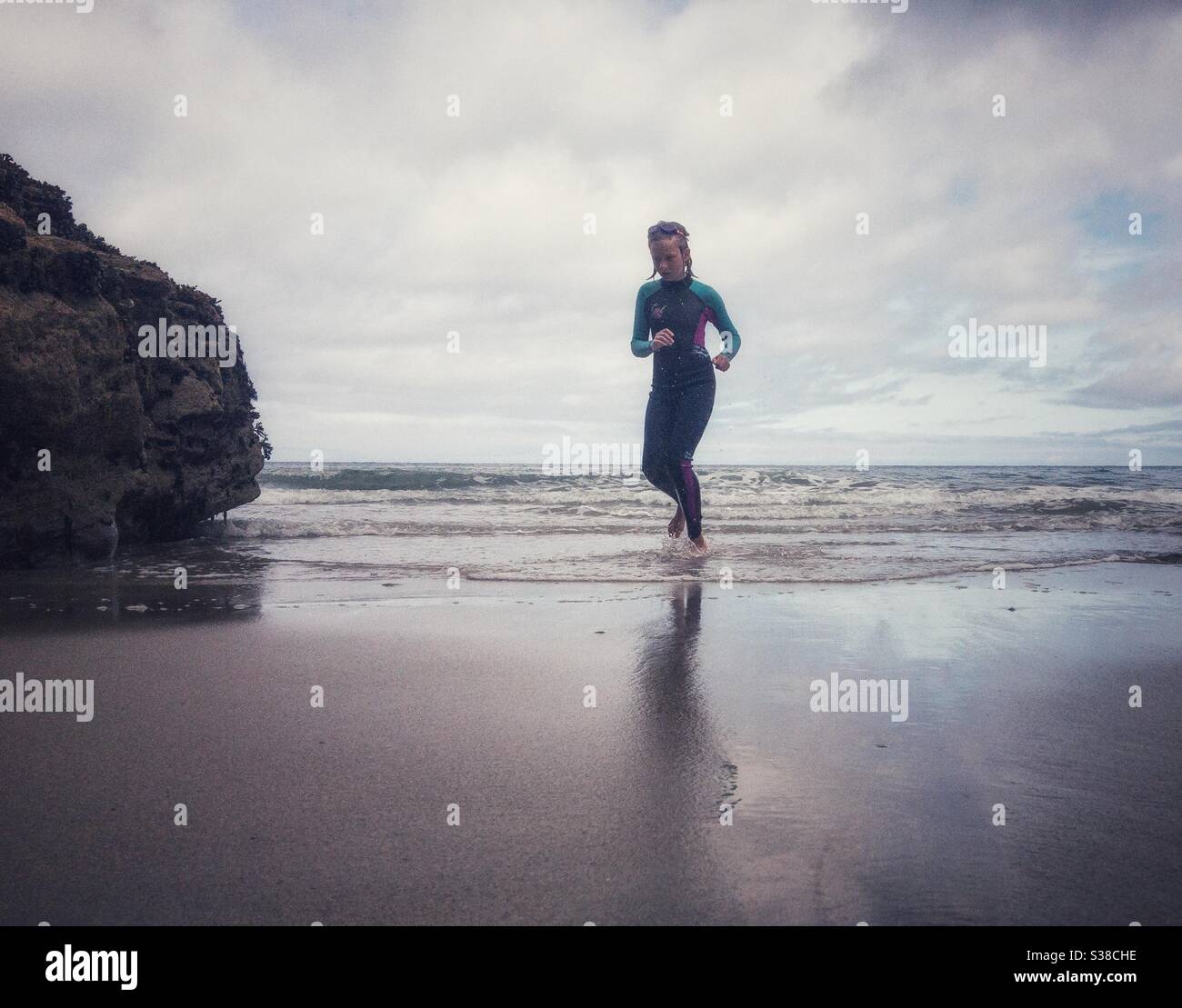 Girl Wearing Wetsuit Stockfotos Und Bilder Kaufen Alamy