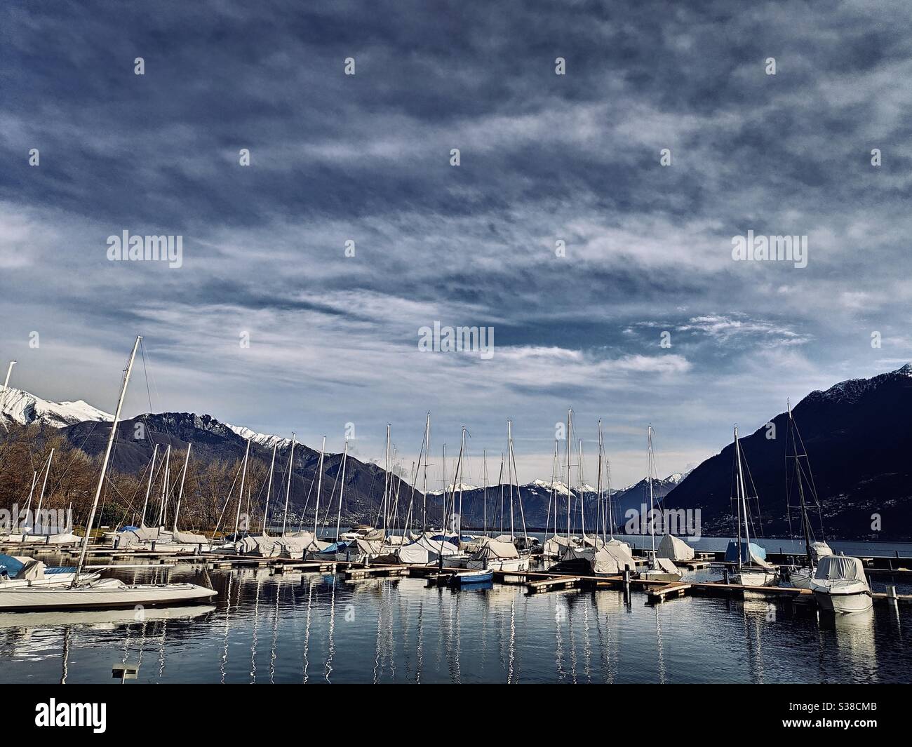Boote am kleinen Hafen in der Nähe des Lago Maggiore geparkt - Smartphone-aufgenommenes Stockfoto