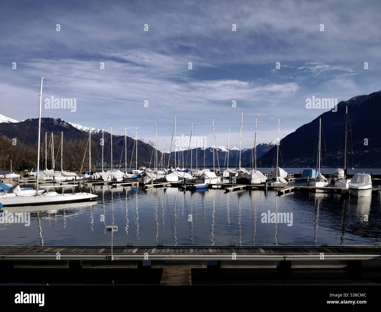 Boote, die am kleinen Hafen in der Nähe des Lago Maggiore in Ascona, Schweiz, geparkt sind - Smartphone-aufgenommenes Stockfoto