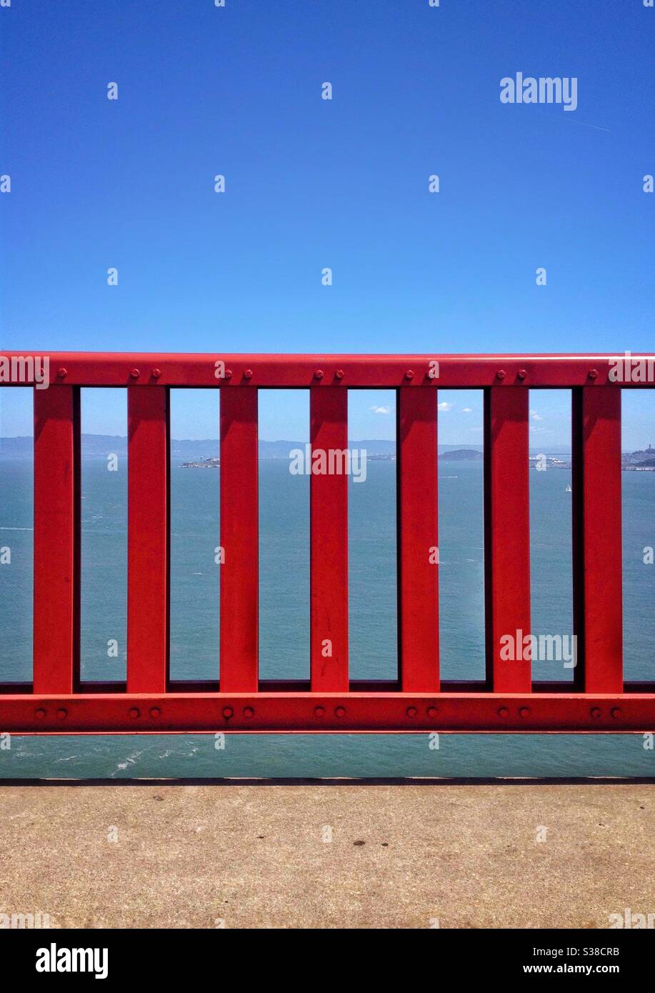 Blick auf die Bucht von San Francisco durch die Leitplanke der Golden Gate Bridge Stockfoto