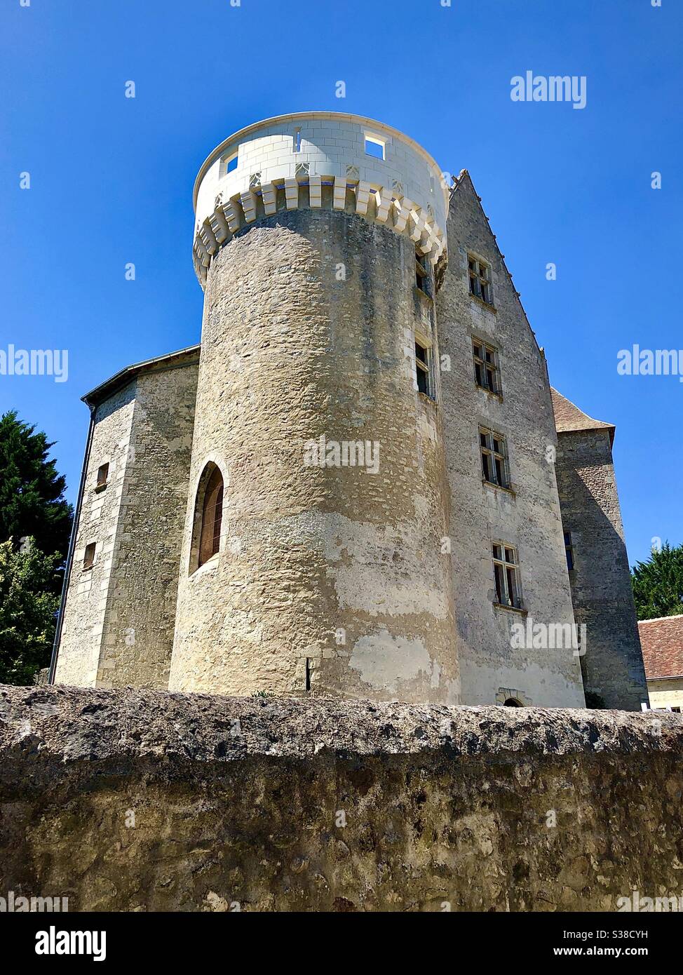 Wieder aufgebaute Burgspitze des 11. - 15. Schlosses in Betz-le-Chateau, Indre-et-Loire, Frankreich. - Smartphone-aufgenommenes Stockfoto