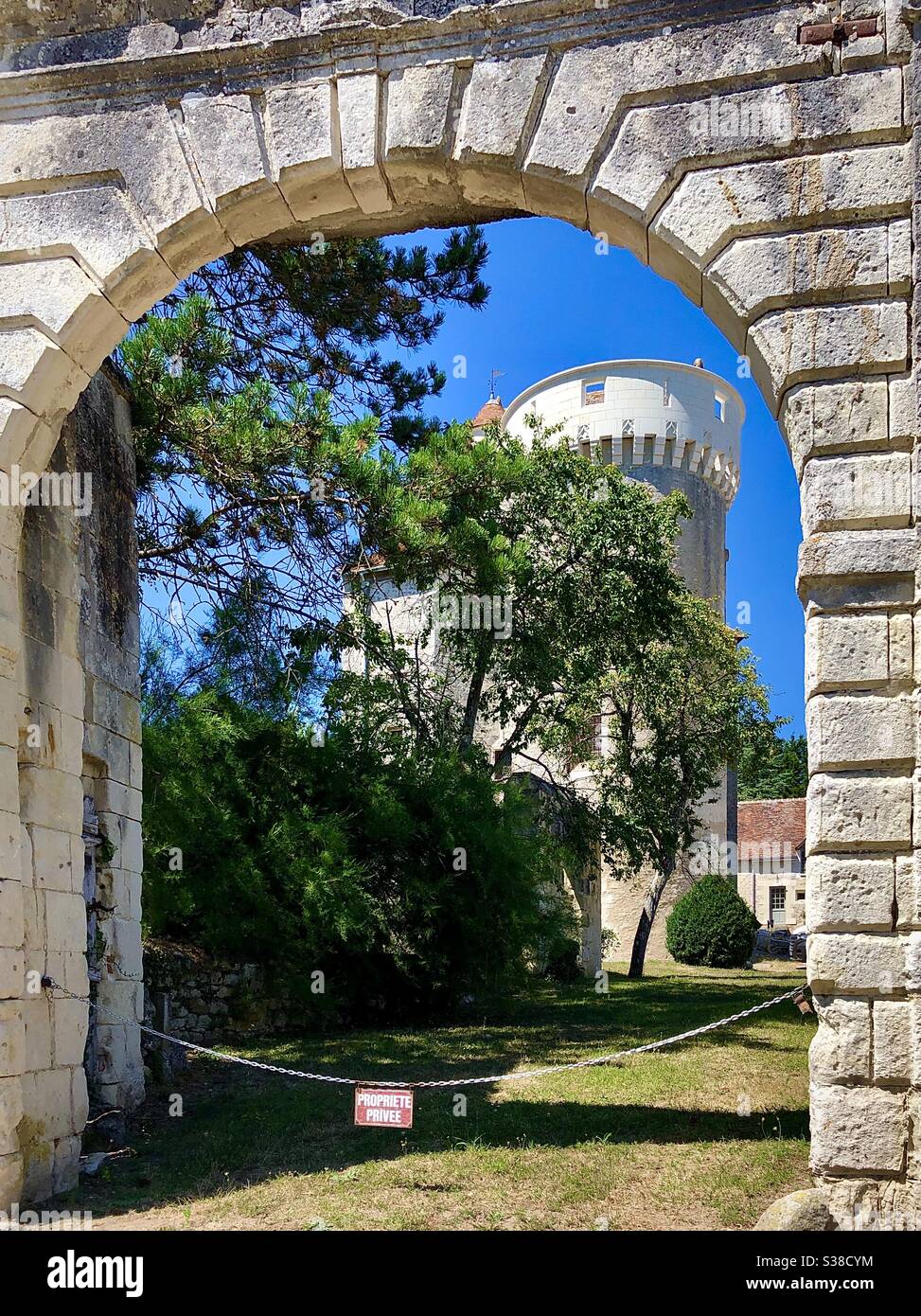 Altes Schloss in Betz-le-Chateau durch Steinbogen gesehen - Indre-et-Loire, Frankreich. - Smartphone-aufgenommenes Stockfoto