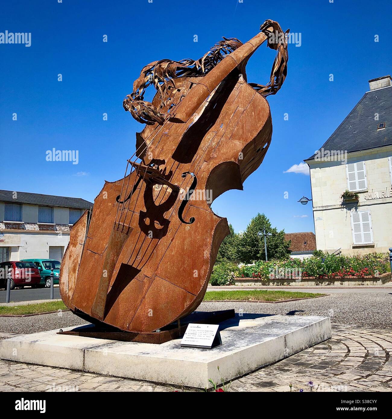 Rostige Metallskulptur eines Kontrabasses „La Contrebasse“ von Patrick Suskind in Perrusson, Indre-et-Loire, Frankreich. - Smartphone-aufgenommenes Stockfoto