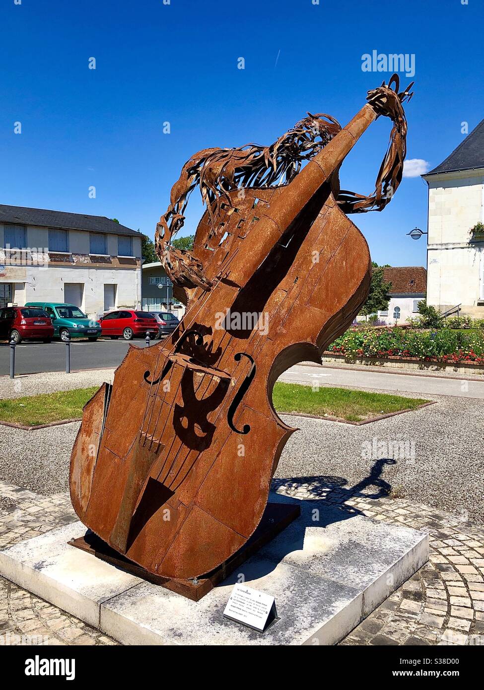 Rostige Metallskulptur eines Kontrabasses „La Contrebasse“ von Patrick Suskind in Perrusson, Indre-et-Loire, Frankreich. - Smartphone-aufgenommenes Stockfoto