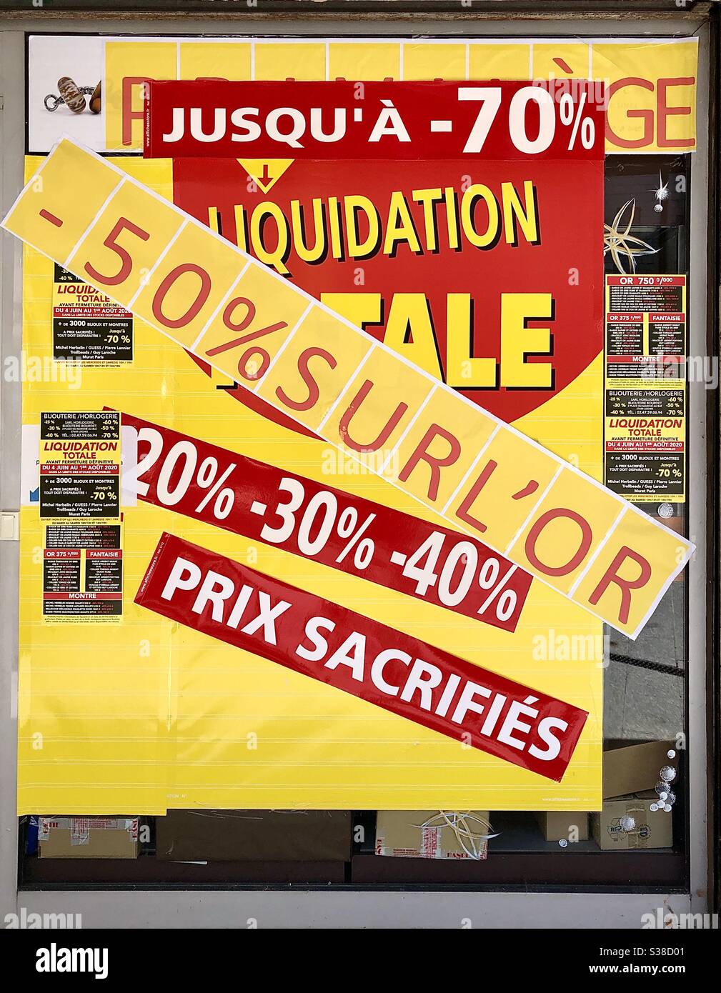 20 % bis 70 % Rabatt auf Verkaufsschluss im Schaufenster - Loches, Indre-et-Loire, Frankreich. - Smartphone-aufgenommenes Stockfoto